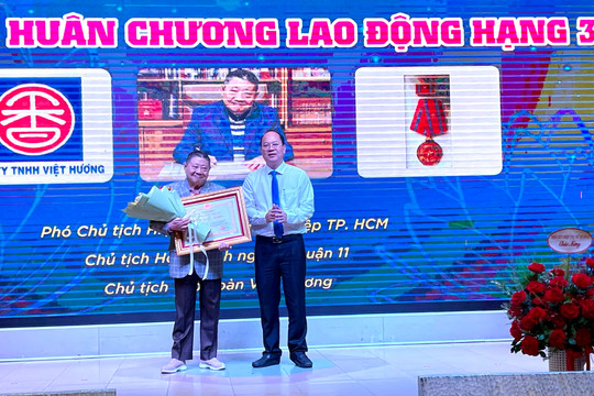 Chủ tịch Việt Hương Group đón nhận Huân chương Lao động hạng Ba