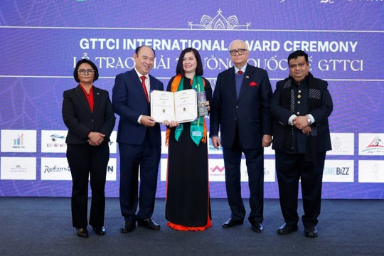 Công ty CP Ngôi nhà chung LA CASA nhận giải thưởng Top 100 Thương hiệu Việt Nam uy tín Châu Á