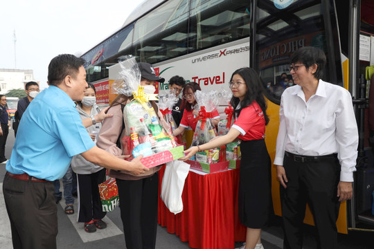 Saigon Co.op tặng vé xe 0 đồng cho người nghèo về quê đón Tết