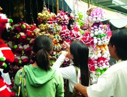Chợ Kim Biên tràn ngập hàng Giáng sinh