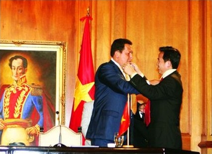 Doanh nhân Thái Tuấn Chí với “tín vật” từ Venezuela 