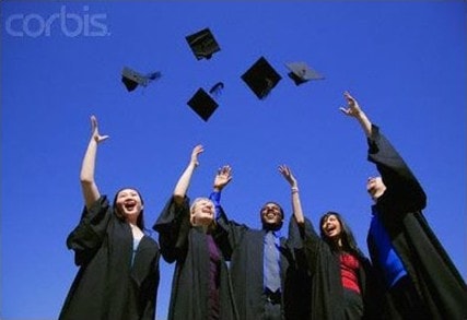 Sinh viên Anh phải trả thuế tốt nghiệp đại học?