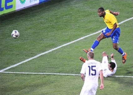 Vùi dập ĐT Mỹ, Brazil rộng cửa vào bán kết