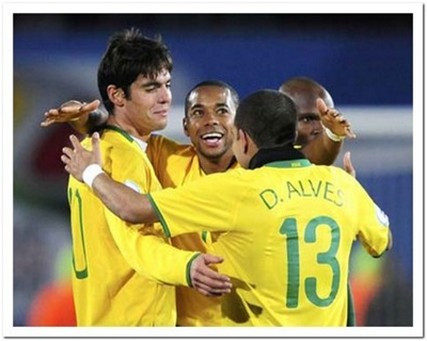 Người hùng Daniel Alves đưa Brazil vào Chung kết 