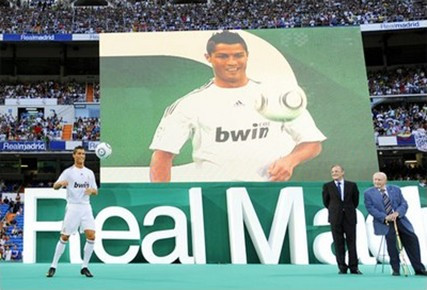 Ronaldo ra mắt Real: Hoành tráng chưa từng có