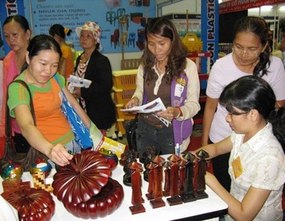 Bán hàng khuyến mãi rầm rộ ở Sài Gòn
