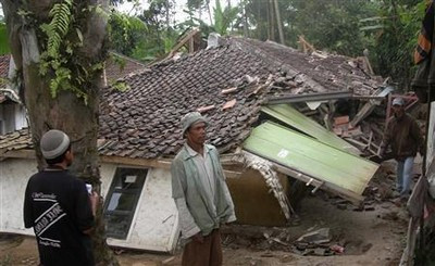 Indonesia tan hoang sau động đất