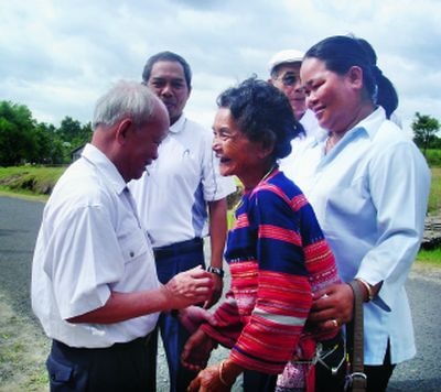 Về làng Kông Hoa với Nguyên Ngọc