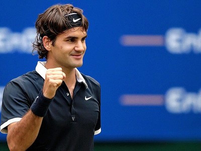 Cú đánh bóng ăn điểm khó tin của Roger Federer