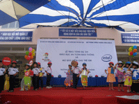 Intel với chương trình “Mũ bảo hiểm cho trẻ em”