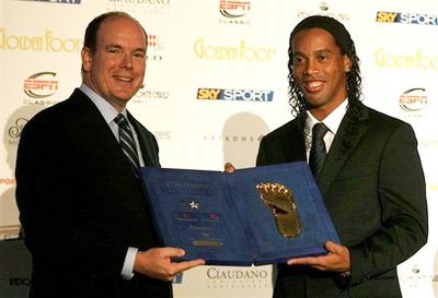 Ronaldinho bất ngờ nhận giải “Bàn chân vàng 2009”