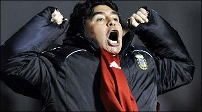 Chửi rủa báo giới, Maradona bị 