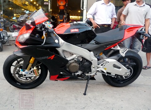 Aprilia RSV4 Factory 2010 đầu tiên về Sài Gòn