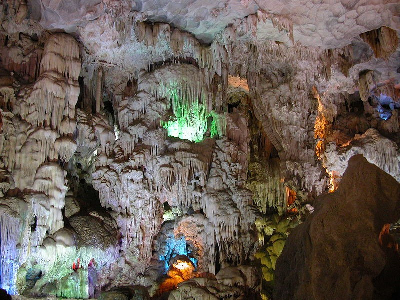 Phát hiện hang động đẹp nhất vịnh Hạ Long 