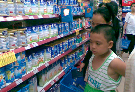 Giá sữa ngoại bán lẻ cao gấp 2 lần giá vốn