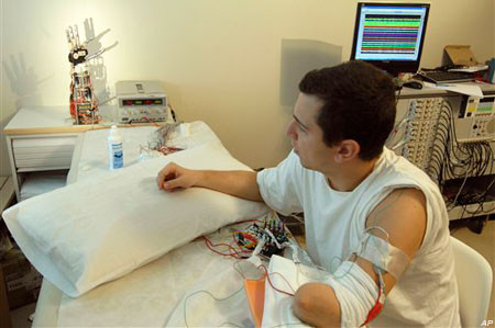 Triển vọng mới về cánh tay robot cho người khuyết tật 