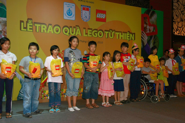 Trao tặng 480 kiện LEGO cho trẻ em