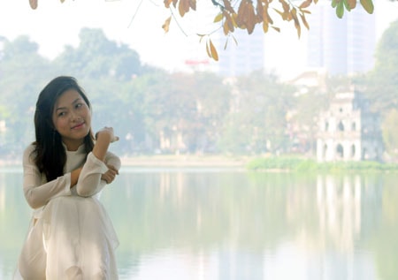 Thiếu nữ Hà thành tạo dáng trong nắng xuân