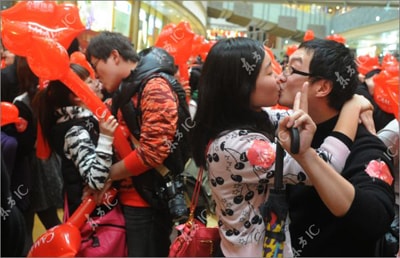 214 cặp hôn nhau chào đón ngày tình nhân