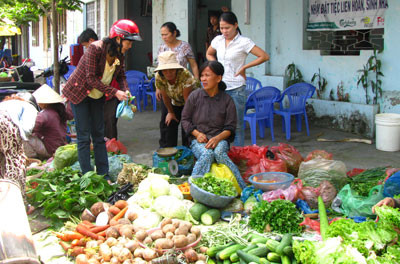 Hoa kiểng bán tháo, thực phẩm “đội” giá ngày 30 Tết