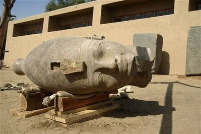Phát hiện tượng đầu pharaoh cực lớn ở Ai Cập