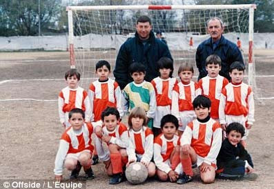 Messi làm xiếc với trái bóng lúc 5 tuổi