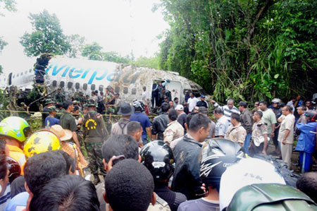 Indonesia: Máy bay chở 100 khách lao xuống sông, vỡ làm đôi