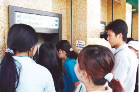 Ngân hàng lại tính thu phí ATM