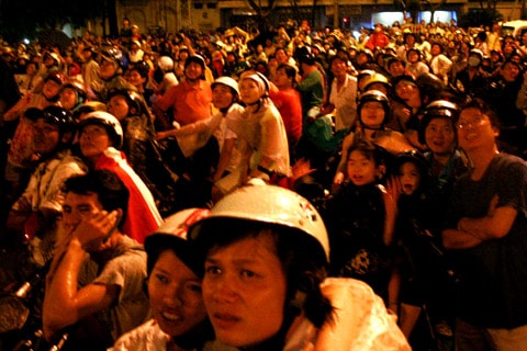 Người dân TP HCM xem pháo hoa mừng lễ thống nhất