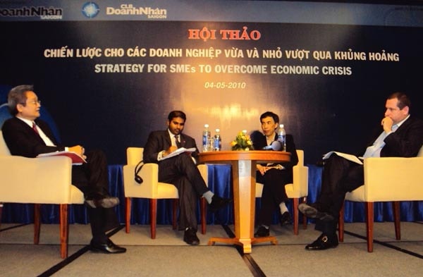 Bài học thoát khủng hoảng từ Singapore