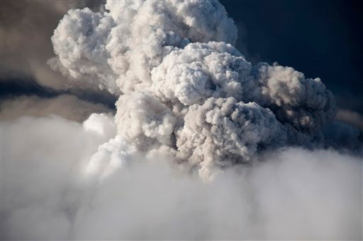 Nhiều nước châu Âu lại đóng cửa sân bay vì tro bụi núi lửa