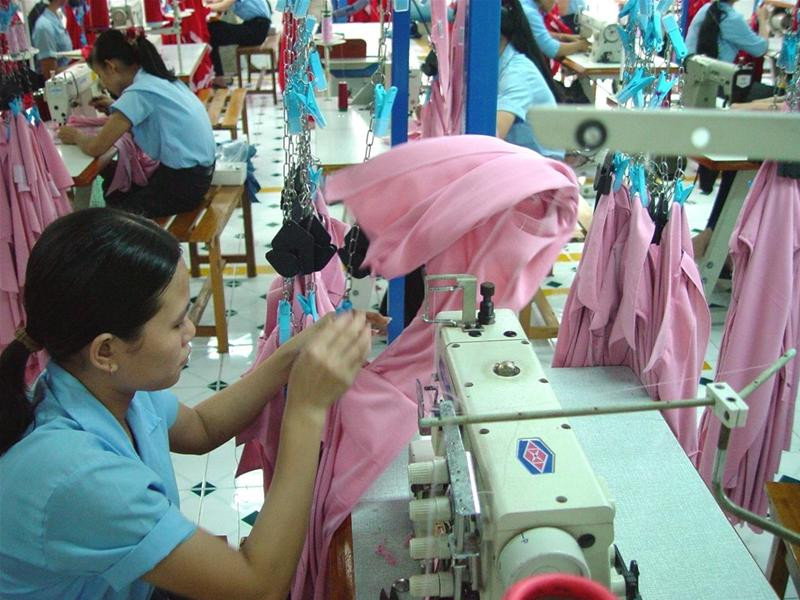 Nghịch lý của ngành dệt may: Thêm đơn hàng, thêm lo