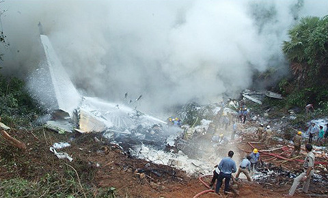 Máy bay Ấn Độ chở 169 người bốc cháy