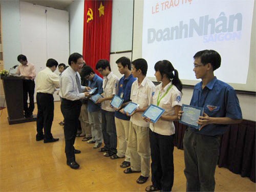 Trao học bổng “Doanh nhân Sài Gòn” 2010: 