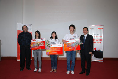 Dai-ichi Life Việt Nam trao học bổng cho sinh viên RMIT 