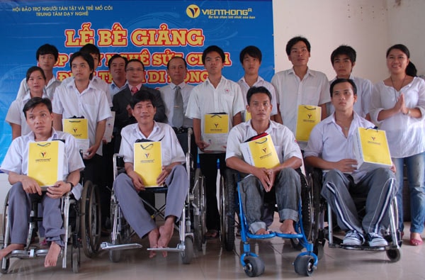 Bế giảng lớp dạy sửa chữa điện thoại di động cho người khuyết tật