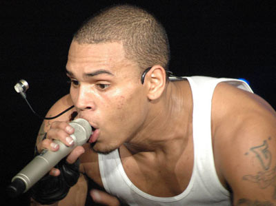 Chris Brown bị tố giả vờ khóc thương Michael Jackson