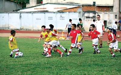 Bài 3: Doanh nghiệp đầu tư bóng đá phía Bắc: Trầy trật