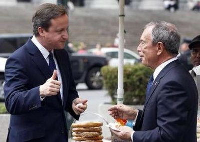 Thị trưởng New York đãi Thủ tướng Anh “hot dog” ngay trên phố