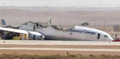Máy bay vận tải Lufthansa vỡ đôi khi hạ cánh