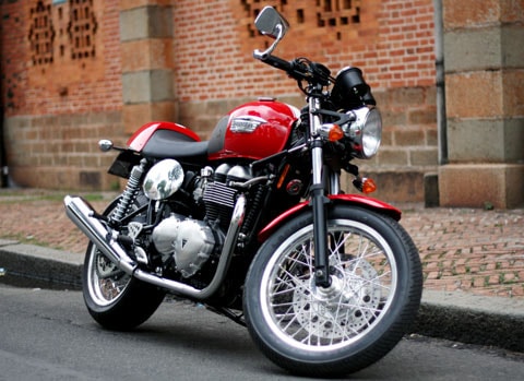 Triumph Thruxton phong cách Café Racer giữa Sài Gòn