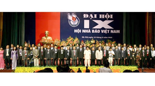 Báo chí nóng nhờ có sự kiện nóng
