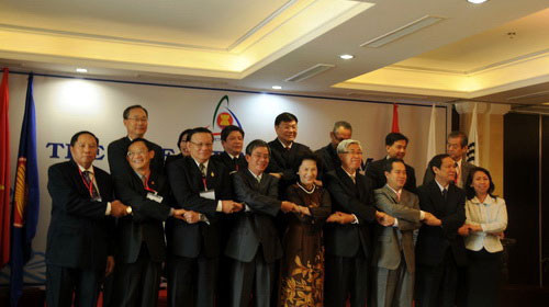 Tăng cường kết nối, xây dựng cộng đồng Đông Á