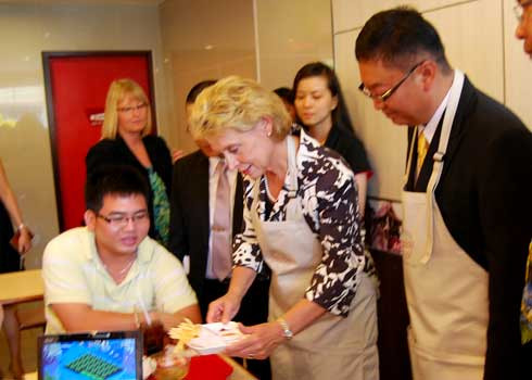 Nữ thống đốc của Mỹ tiếp thị khoai tây ở Sài Gòn