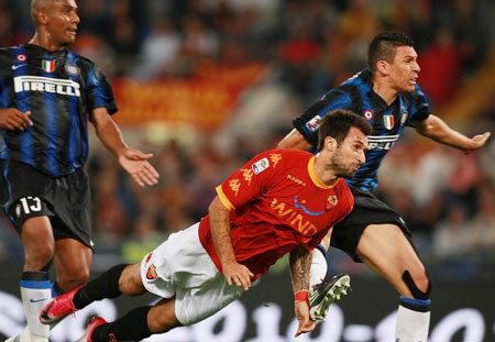 Inter gục ngã trước AS Roma phút bù giờ