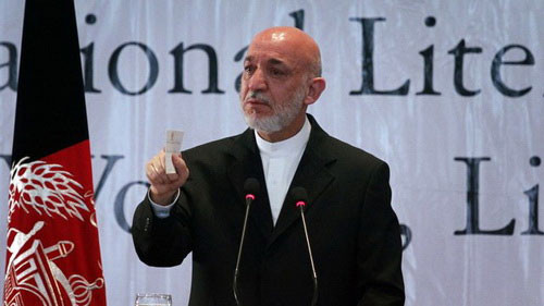 Tổng thống Hamid Karzai bật khóc khi nói chuyện với học sinh