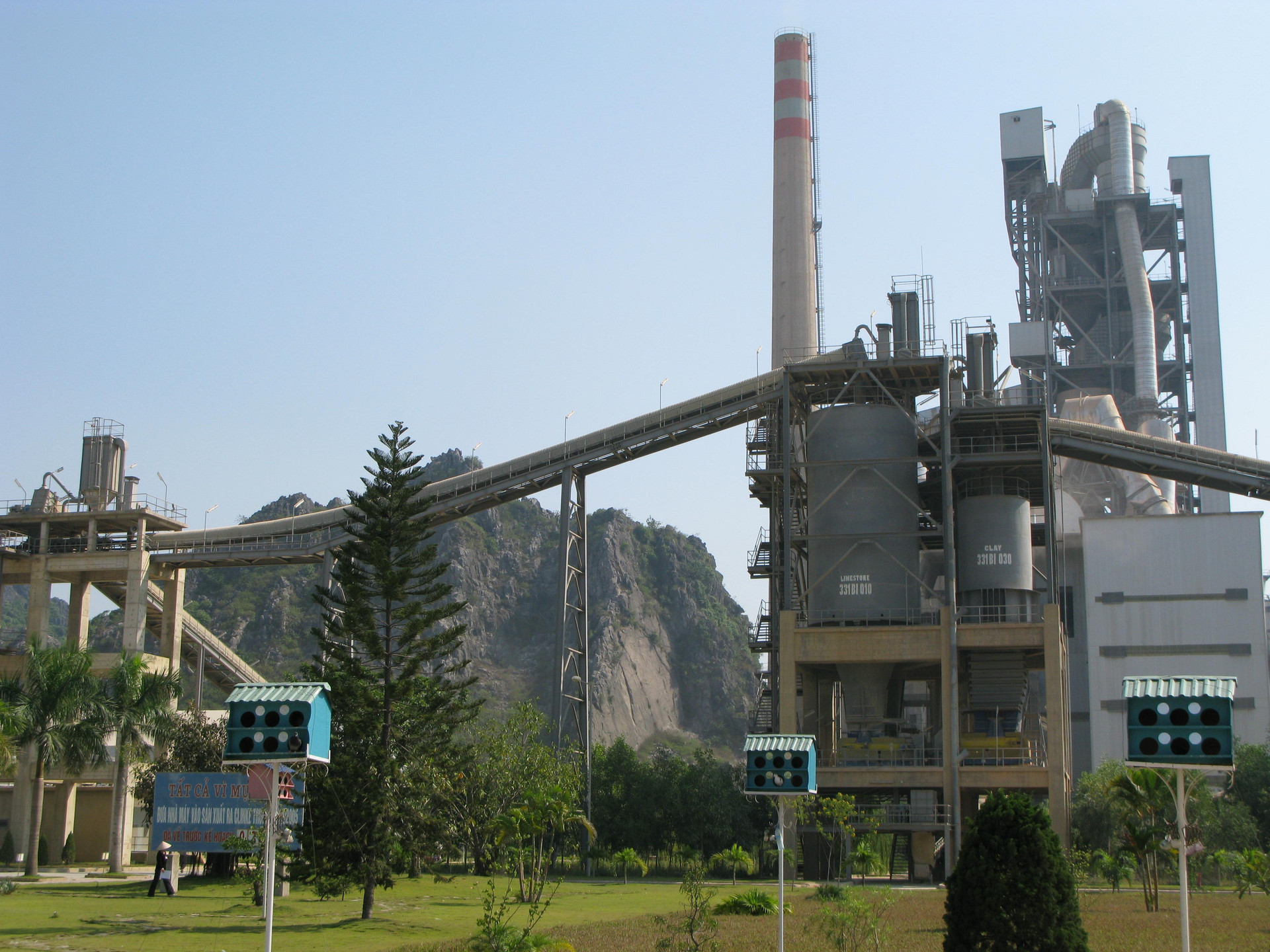 Nhiều nhà máy xi măng ngừng sản xuất vì thiếu than 