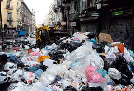 Thành phố ngập trong rác ở Italy