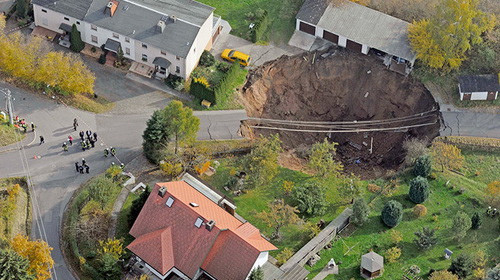 Xuất hiện hố sâu khổng lồ ở Đức