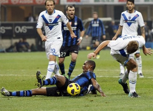 Inter thoát thua nhờ cú ngã đẹp của Eto'o